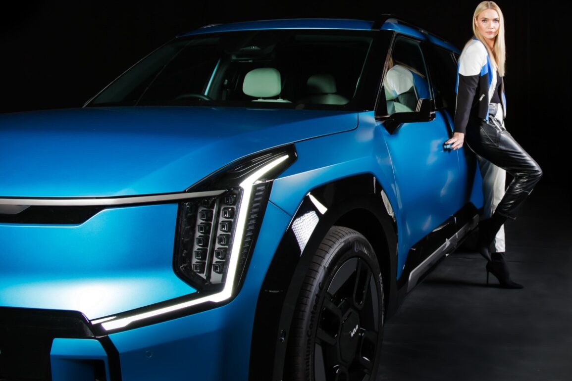 Highvoltage advert launches Kia EV cars4starters